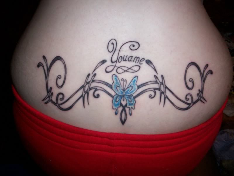 mijn eerste tattoo is een tribal met een vlinder in het midden en de naam