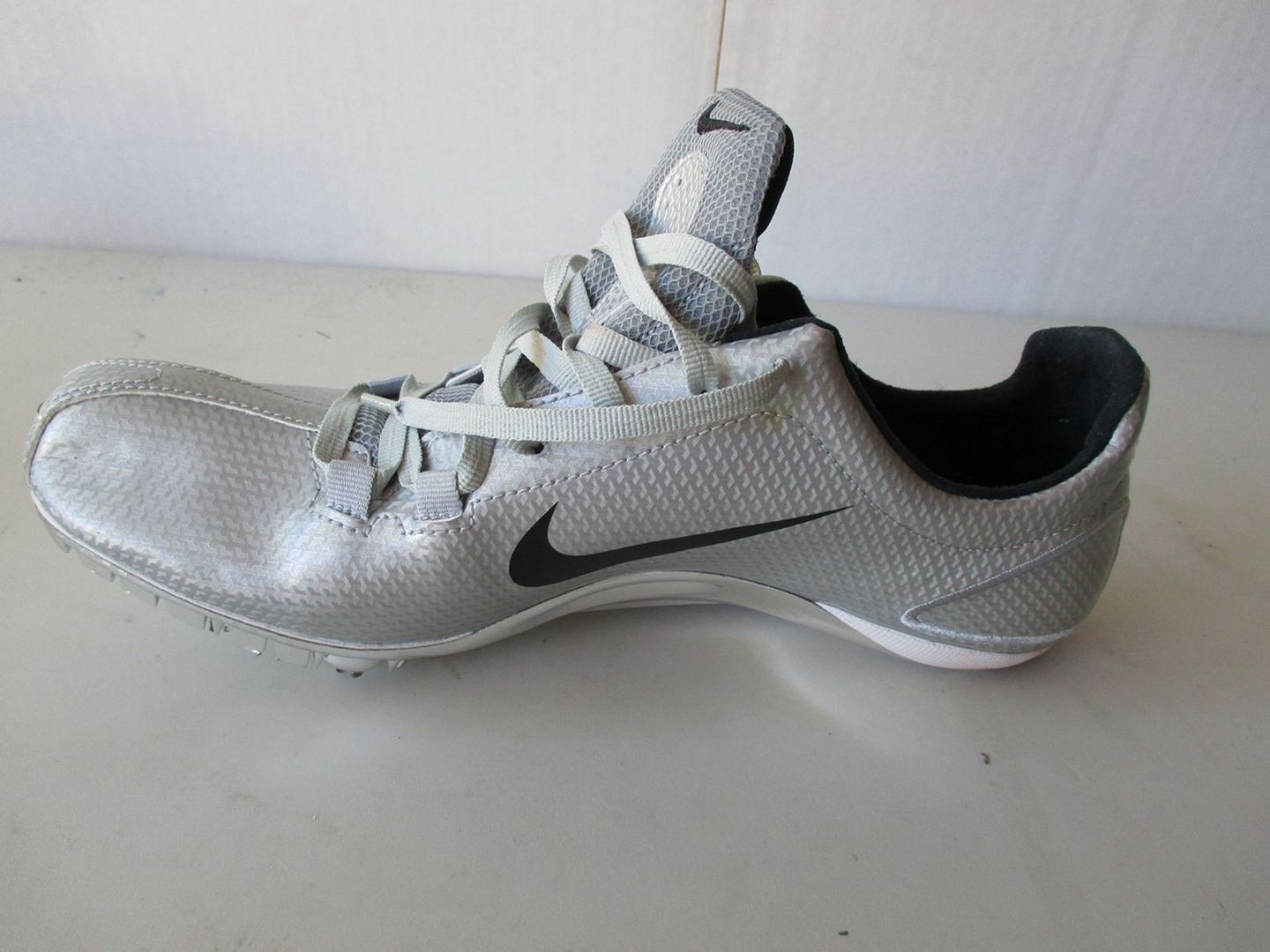 nike shoes with silver swoosh