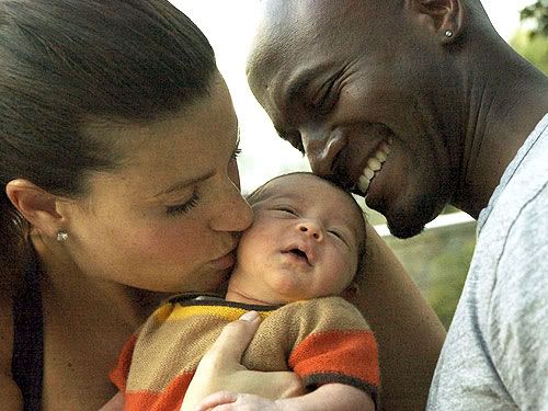 re: Idina Menzel and Taye Diggs Welcome Son