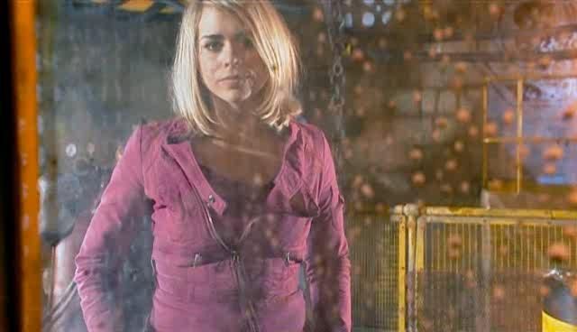 2x08-The-Impossible-Planet-Screencaps-Doctor-Rose-badwolf-tenth-rose-3542426-640-368.jpg